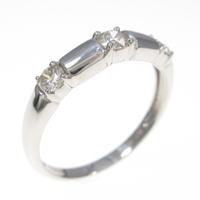 PT スリーストーン ダイヤモンドリング