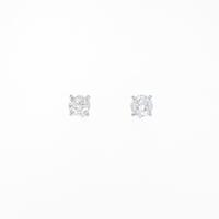 PT ソリティア ダイヤモンドピアス
