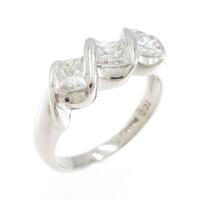 PT スリーストーン ダイヤモンドリング