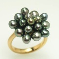 K18YG南洋黒蝶ケシ真珠リング／指の上をいろどる艶やかな花火
