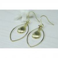 【PalmSeason】ハンドメイド* シェルチャーム付き　ドロップフープ*フックピアス