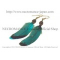【ネクロマンス NECROMANCE】 リアルフェザー ウッドスカルピアス Real Feather Wood Skull Pierce ＜ブルー/Blue/青＞ 羽根 骸骨