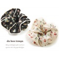 【メール便ＯＫ】シュシュ 小花柄 フラワー ボリュームシュシュ ヘアゴム ヘアアクセサリー 縁取り 全2カラー