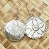 ハワイアンアクセサリー シェルピアスとイヤリング フラワーデザインサークル