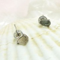暗闇で光る！色が変わるエミリア　ローズカットのローズクォーツピアスK14WG 彼女 誕生日 ジュエリー アクセサリー ∞ y070064
