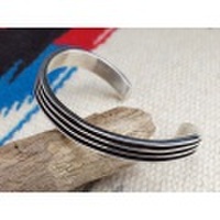 ナバホ　02-0358　フランシス・ジョーンズ作　エッジプレート・ソフトウェーブ・ブレスレット　7.3mm幅