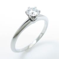 ティファニー クラッシックソリティア リング 0．35ct・F・VVS2