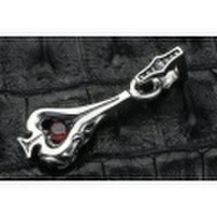 Fuck Around Lewisite(ファックアラウンドルイサイト)　インディビジュアルスペードグリームペンダント Rガーネット FA-P-0095-RLG