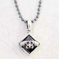 【M.G.C.】≪45cmカットボールチェーン付≫ウイングロゴスクエアストーンペンダント（いぶし）/BKCZ
