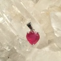 【情熱的で官能的な宝石の女王】　ルビーのペンダントトップ　ハート（含浸）