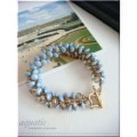 アクアブルーカラーのボリュームクロッシェブレスレット