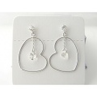 大きなハートに揺れる光が目立つK14WG(ホワイトゴールド)キュービックピアス [y060072]