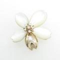 タサキ フラワー マザーオブパールブローチ