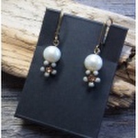 Eric et Lydie　「tesoroシリーズ」パールとお花のハンドメイドピアス（２色展開）（フランス）