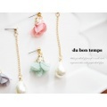 【メール便OK】ピアス　レースのお花モチーフ　アシンメトリーピアス　大粒しずく型パールが揺れるロングピアス　全2カラー