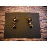 【メール便可】Eric et Lydie アンティーク調の花と天然石（オニキス）の小さく揺れるハンドメイドポストピアス（フランス）