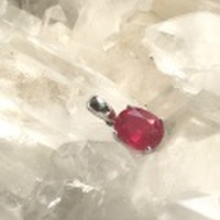 【情熱的で官能的な宝石の女王】　ルビーのペンダントトップ（含浸）