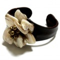 【定形外郵便OK】シェルフラワーレザーバングル（ナチュラル）
