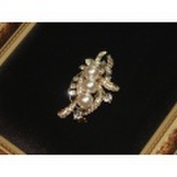 スワロフスキー通販　ブローチ(ゴールド系パールxスワロフスキー）Moon Jewelry