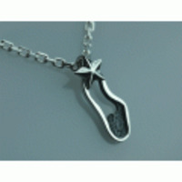 ハイヒールがモチーフのペンダント