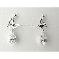 蝶が雫を運んでいるようなK14WG(ホワイトゴールド)キュービックピアス [y060083]