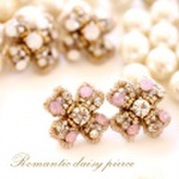【送料無料】スワロフスキー＆ビジューピアス　デイジーモチーフピアス　スワロフスキーピアス　ビジューピアス　ピアス　大人可愛いピアス　ビジューピアス　フラワーピアス　上品ピアス　スワロフスキーピアス　ピアス　大人可愛いピアス　ビジューピアス