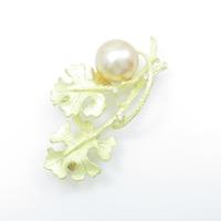 K18YG シロチョウパールブローチ