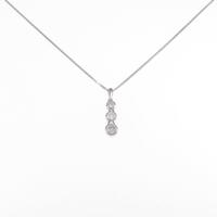 PT スリーストーン ダイヤモンドネックレス