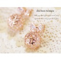 【メール便ＯＫ】ビジュー入透かしボール＆リボンの揺れるピアス（ピンクゴールド）