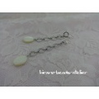 シェルビーズとデザインチェーンのピアス