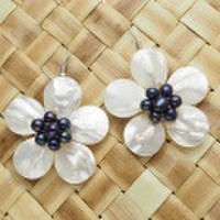 ハワイアンアクセサリー シェルピアスとイヤリング プルメリア淡水パール