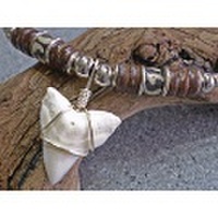 ボーン＆ココナッツビーズ★メジロザメ歯チョーカー＜45〜50cm＞【TCM-2F-101】