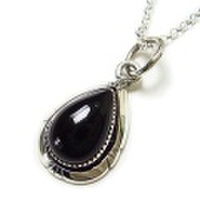 大人仕様でシニア世代にもお勧めのアクセサリー！シルバー925　ビッグオニキス！ティアドロップ シルバーペンダント／ネックレス