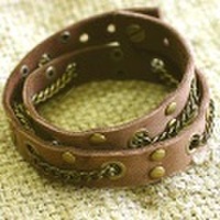 大人女子からシニアの方まで人気のアクセサリー！クール＆可愛く決まるレザーブレスレット　R-49