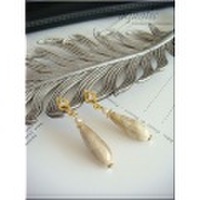 大理石柄の雫ピアス