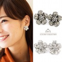ピアス　スワロフスキーストーン　デイジーモチーフ　ピアス　チタン　大人可愛いピアス　クリスタル　ホワイトオパール　スワロフスキーストーン　ジュエリー　プレゼント　大人可愛い　チタン　ピアス　プレゼント