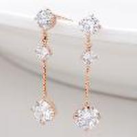 連なる煌きでプチエレガントを演出！K18ピンクゴールドスリードロップジルコニアピアス