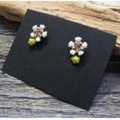 Eric et Lydie　「beeシリーズ」白いお花と黄色いお花のハンドメイドピアス（フランス）