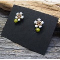 Eric et Lydie　「beeシリーズ」白いお花と黄色いお花のハンドメイドピアス（フランス）