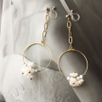 [即納] ピアスみたいに見えるイヤリング ホワイトフラワーフープイヤリング