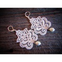 【メール便可】Tita Bijoux 日本初上陸レースで出来た木の葉の様なミラノらしいシックなデザインのハンドメイドピアス（ホワイト）（イタリア）