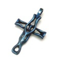 【送料無料】 純チタンペンダントトップ　透かし十字架・純チタンブルー T08BL