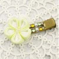 ヘアクリップ　つまみ細工のヘアアクセサリー／グリーン