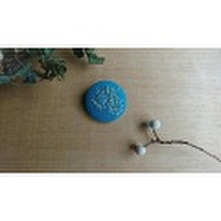 丸ブローチ　ヤドリギ　（セルリアンブルー）