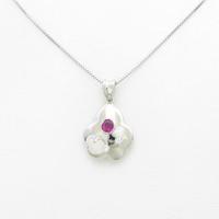 PT／K18WG フラワー ルビーネックレス