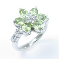 K18WG フラワー ペリドットリング