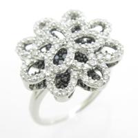 K18WG／K18BG フラワー ダイヤモンドリング