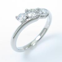 PT スリーストーン ダイヤモンドリング