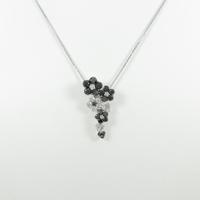 K18WG フラワー ダイヤモンドネックレス