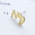 Laboratorium（ラボラトリウム）numbering posts(ナンバリング ポスト）片耳のみ（ピアス／アクセサリー／ジュエリー／数字／ナンバー／真鍮／18金）